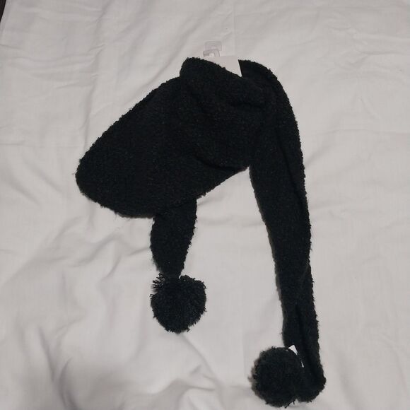 ✨️4 For $20✨️ NWT black triangle blanket scarf with pom poms soft chunky - Picture 3 of 5